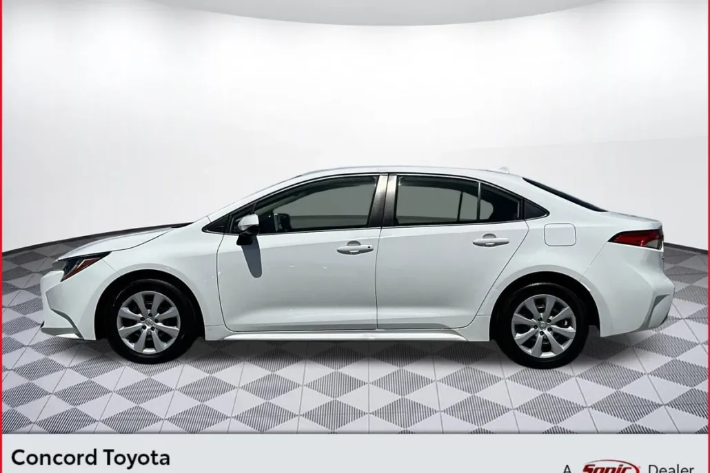 2022 Toyota Corolla LE photo 1