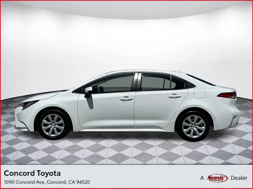 2022 Toyota Corolla LE photo 1