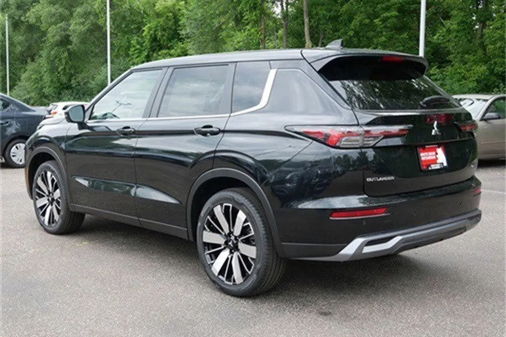 2025 Mitsubishi Outlander SE photo 1