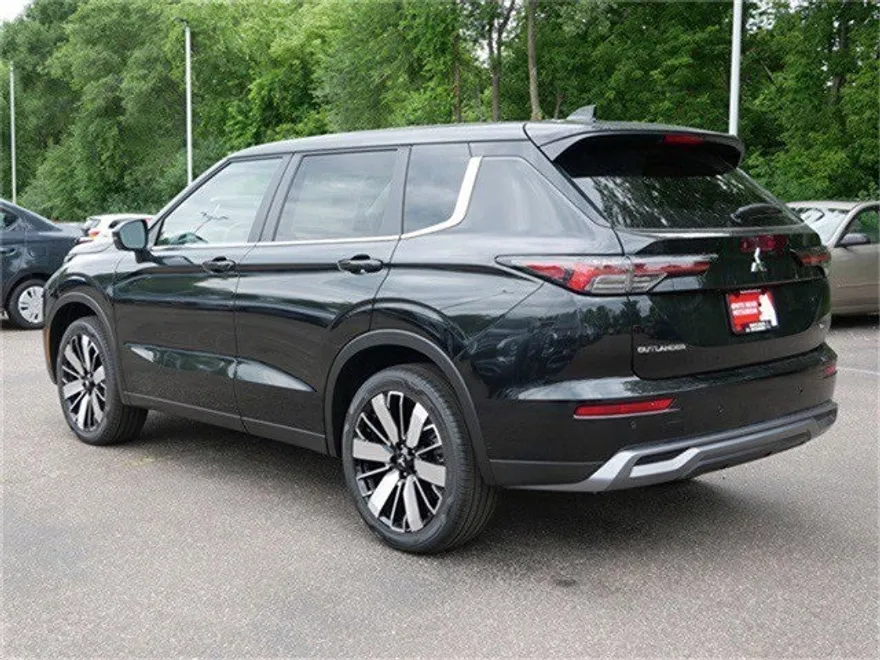 2025 Mitsubishi Outlander SE photo 1