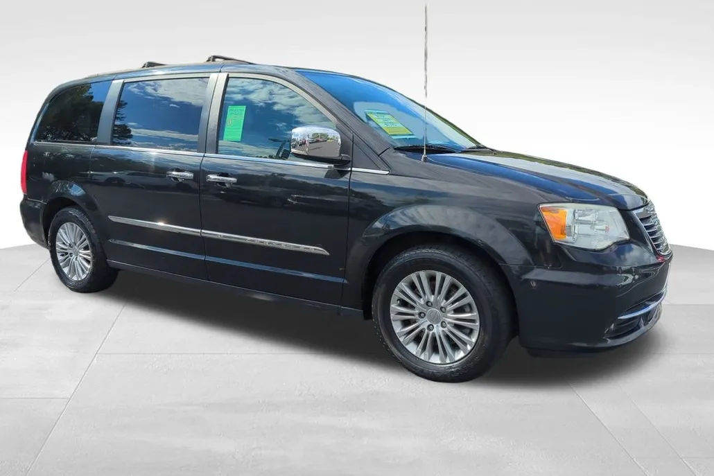 2015 Chrysler Town & Country photo 1