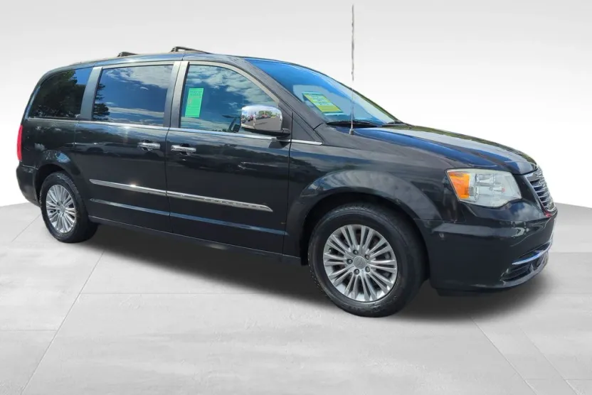 2015 Chrysler Town & Country photo 1