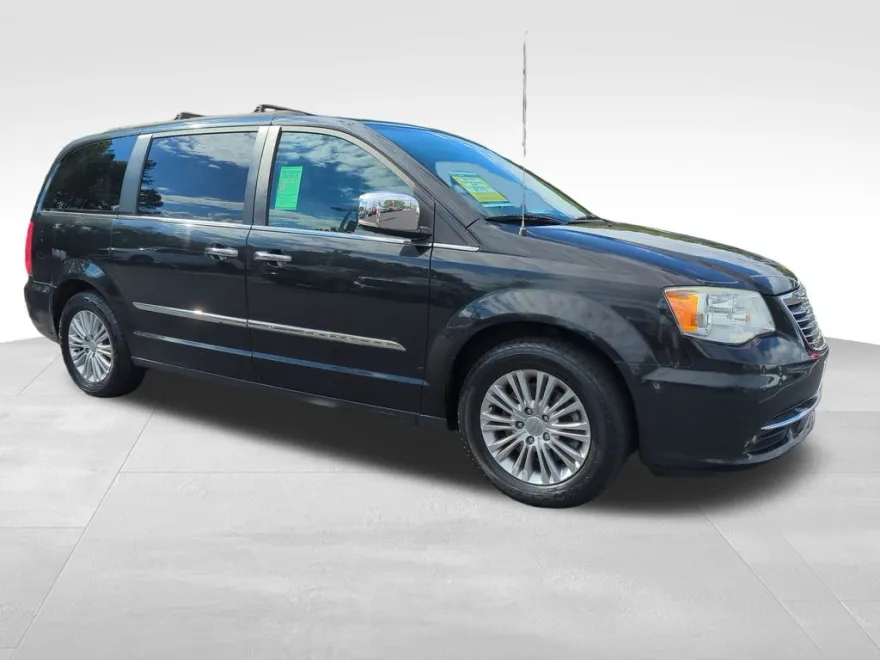 2015 Chrysler Town & Country photo 1