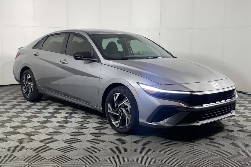 2025 Hyundai Elantra SEL Sport photo 1