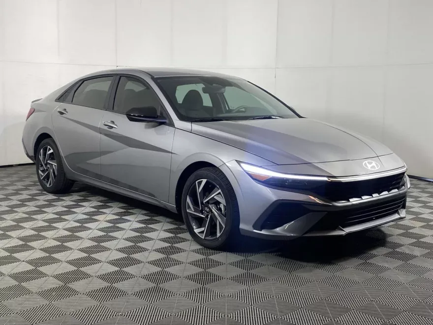 2025 Hyundai Elantra SEL Sport photo 1