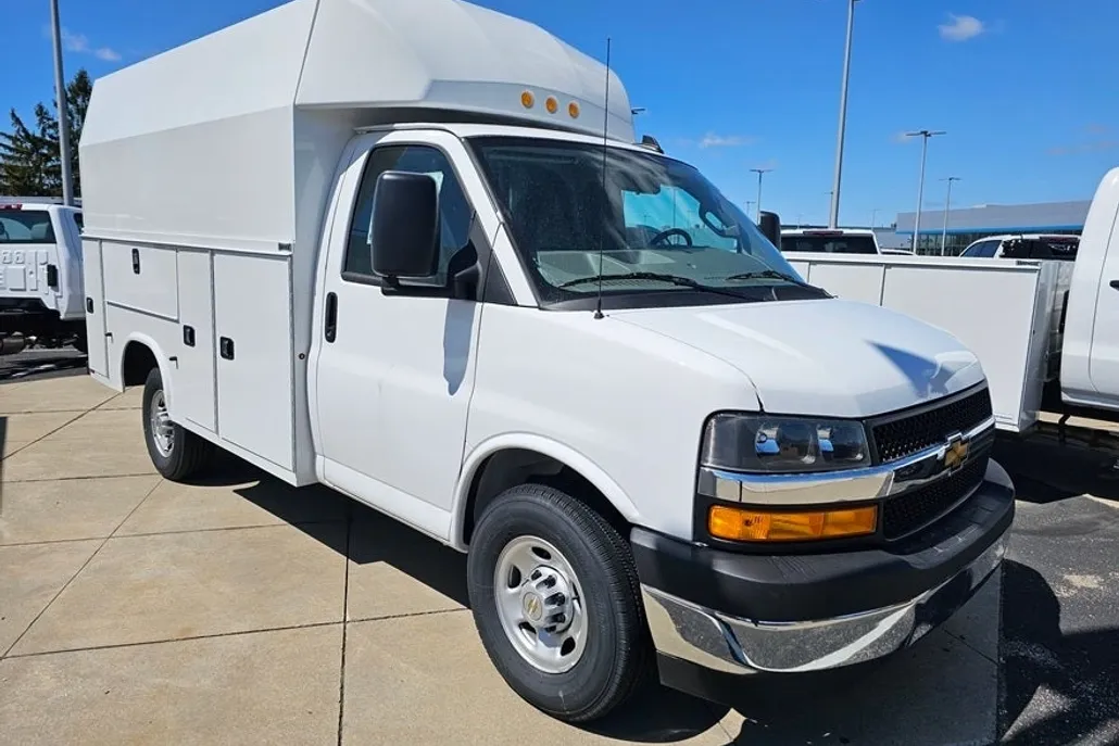 2024 Chevrolet Express Cutaway 3500 photo 1