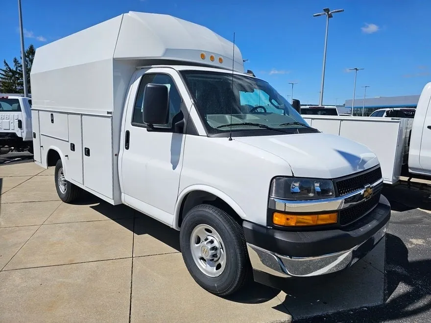 2024 Chevrolet Express Cutaway 3500 photo 1