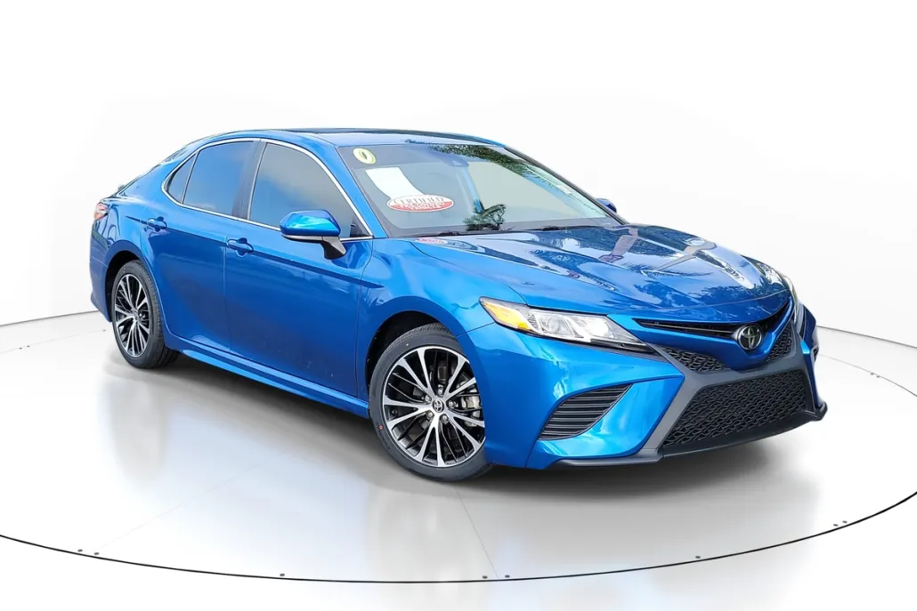 2020 Toyota Camry SE photo 1