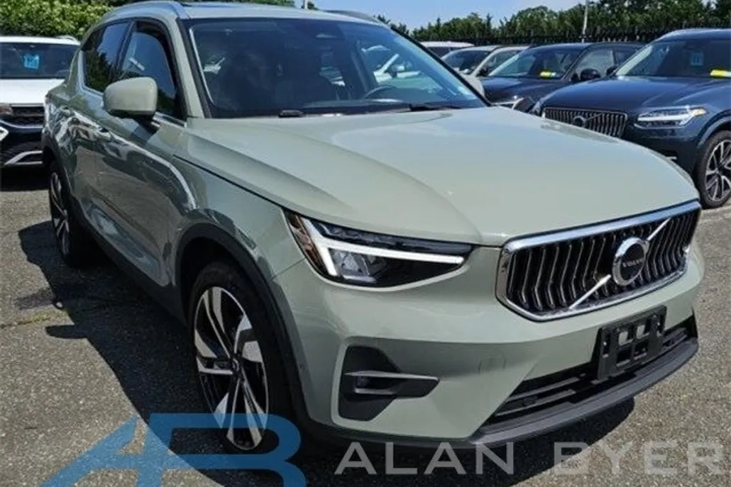 2024 Volvo XC40 Plus photo 1