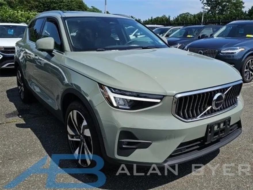 2024 Volvo XC40 Plus photo 1