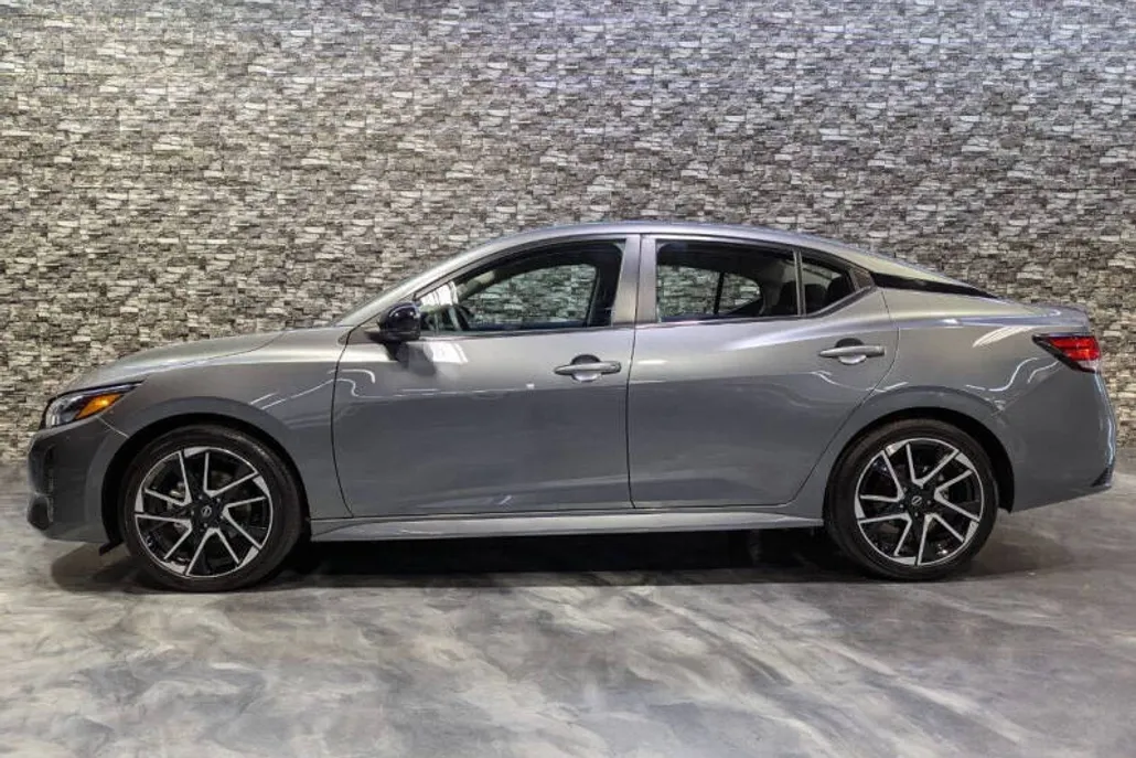 2025 Nissan Sentra SR photo 1