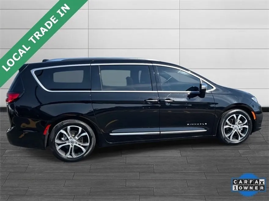 2024 Chrysler Pacifica Pinnacle photo 1