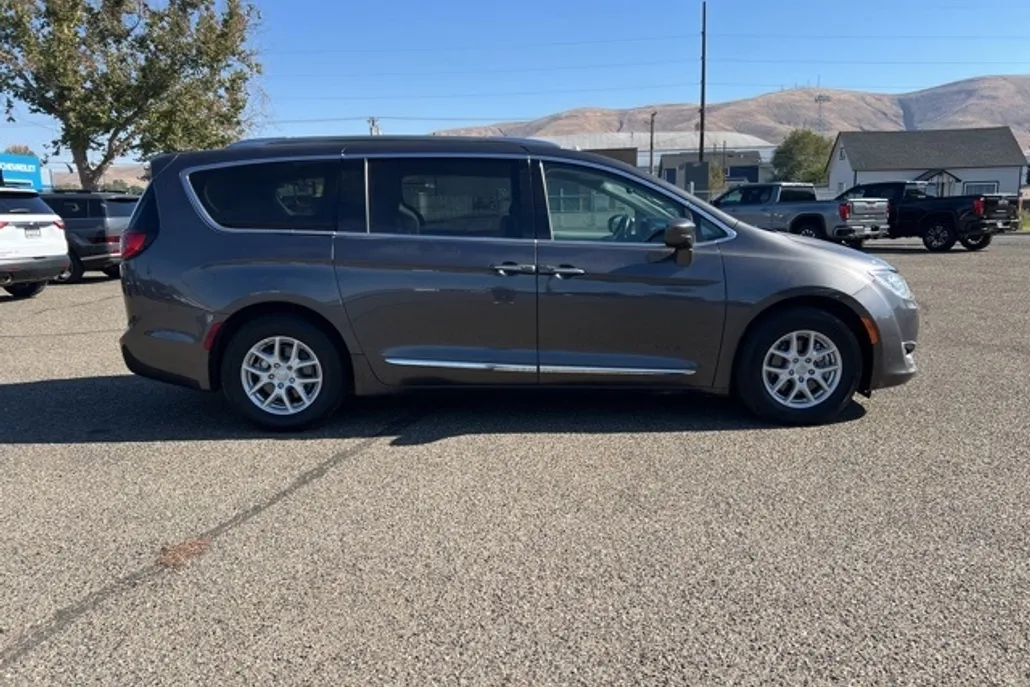 2020 Chrysler Pacifica Touring L photo 1
