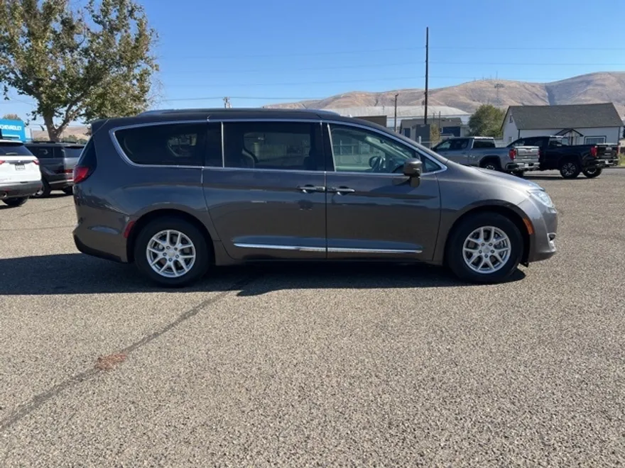 2020 Chrysler Pacifica Touring L photo 1