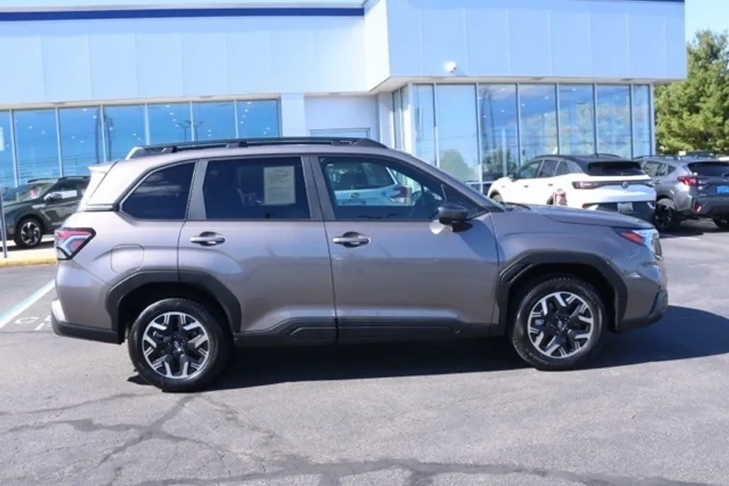 2025 Subaru Forester Premium Base photo 1