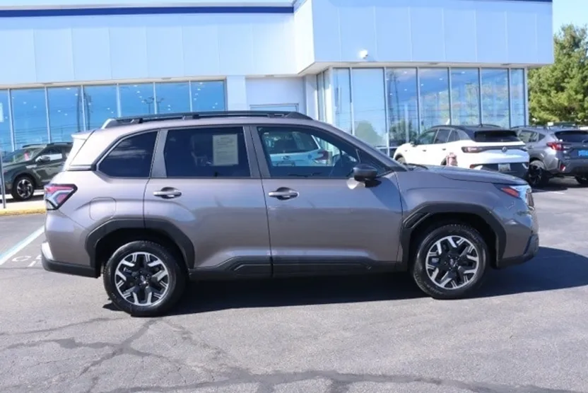 2025 Subaru Forester Premium Base photo 1