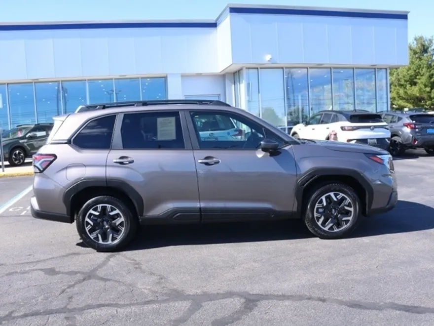 2025 Subaru Forester Premium Base photo 1