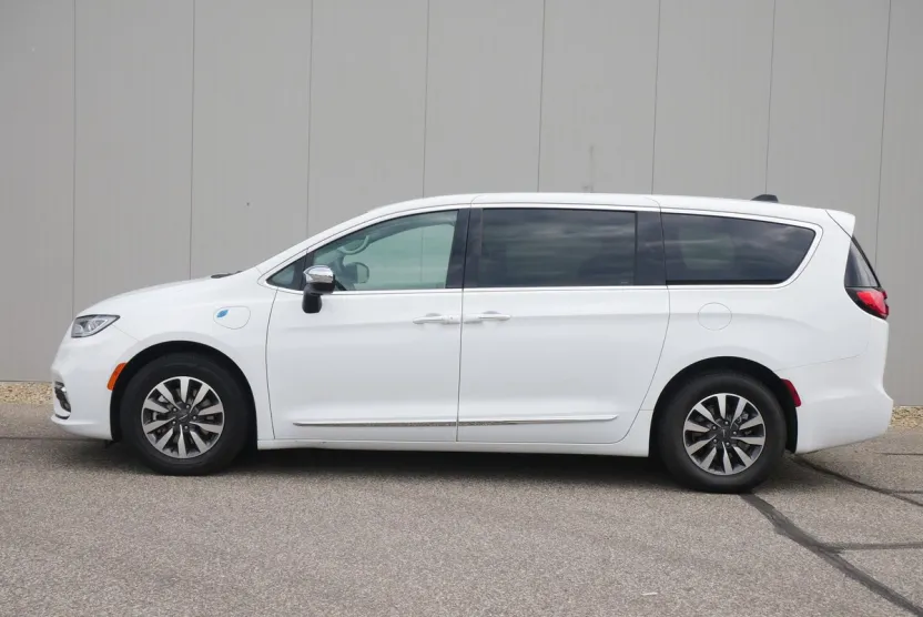 2023 Chrysler Pacifica Hybrid Limited photo 1