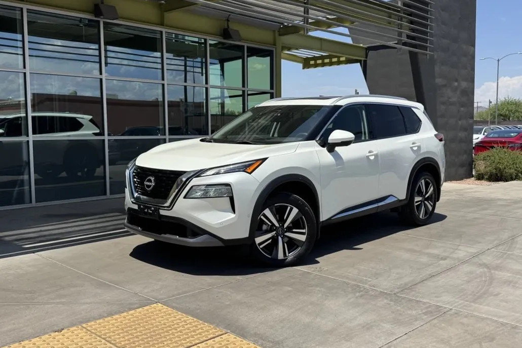2023 Nissan Rogue SL photo 1