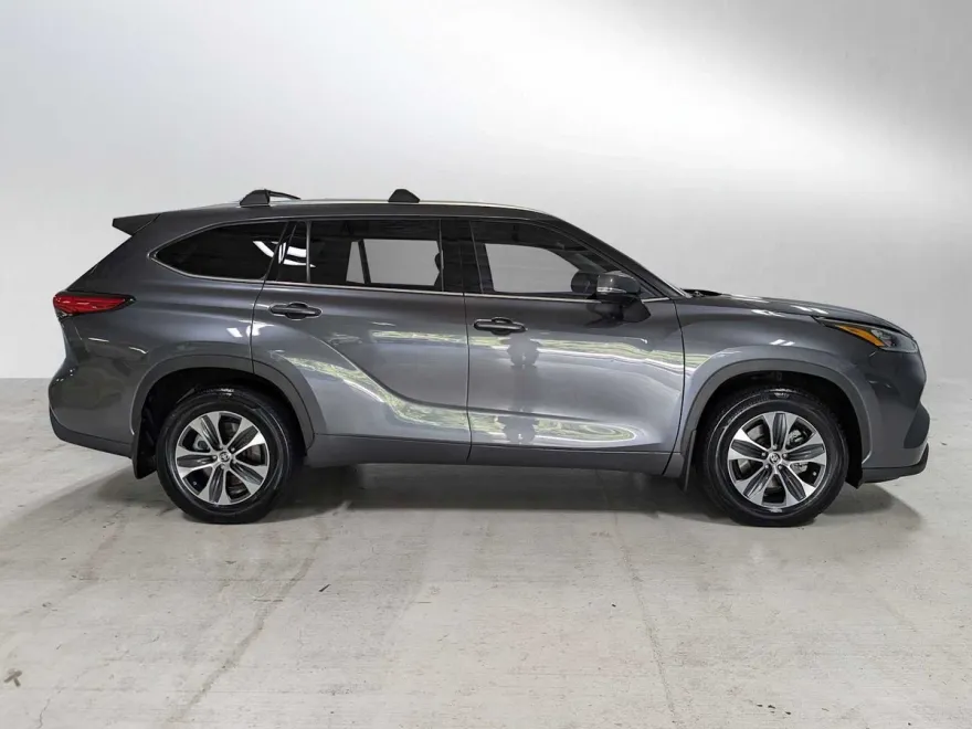 2020 Toyota Highlander XLE photo 1