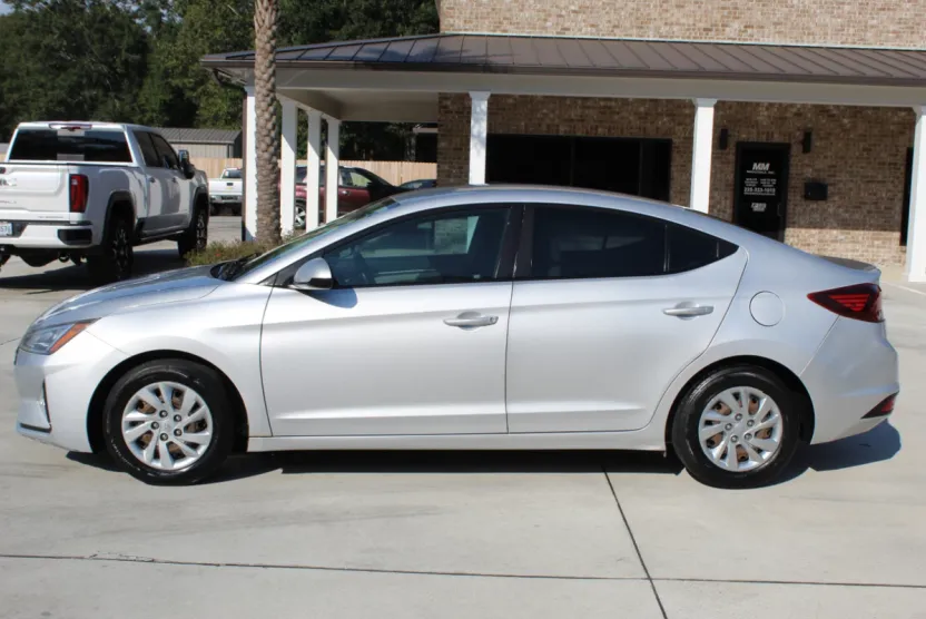 2019 Hyundai Elantra SE photo 1