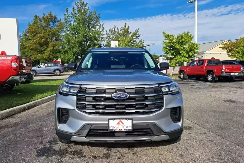 2025 Ford Explorer photo 1