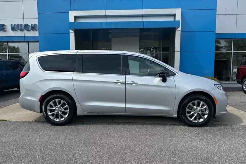 2024 Chrysler Pacifica Touring L photo 1