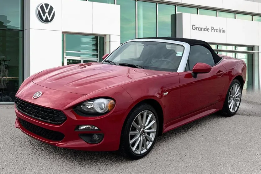 2017 Fiat 124 Spider Lusso photo 1