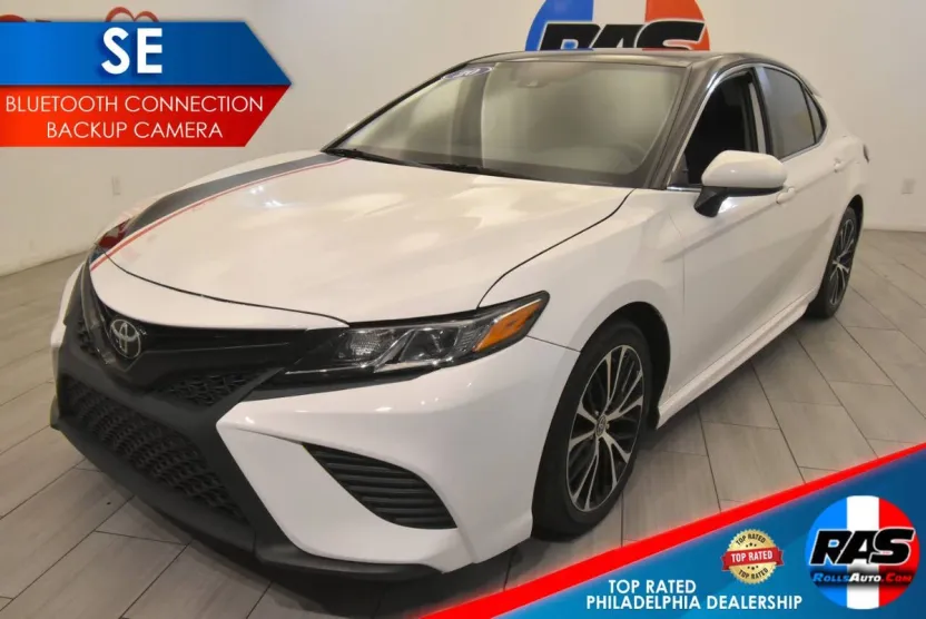 2020 Toyota Camry SE photo 1