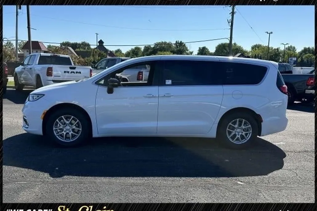 2026 Chrysler Pacifica photo 1
