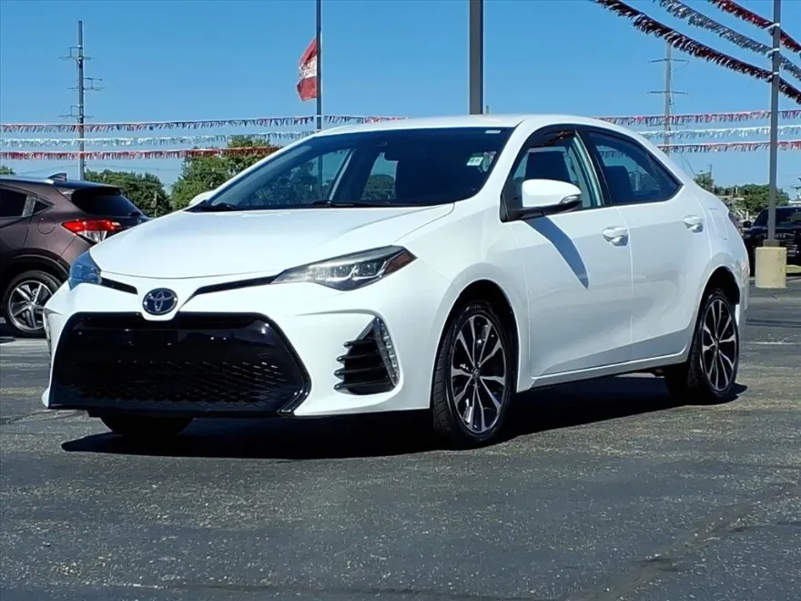 2018 Toyota Corolla SE photo 1