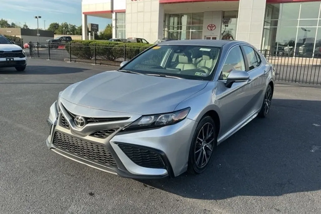 2023 Toyota Camry SE photo 1