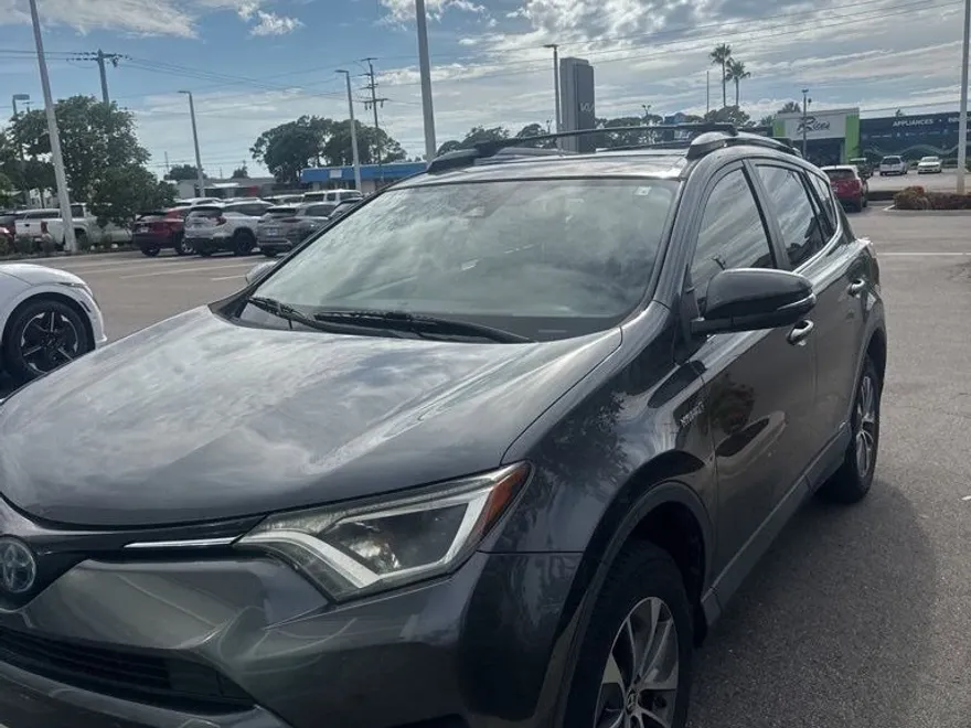 2018 Toyota RAV4 Hybrid LE photo 1