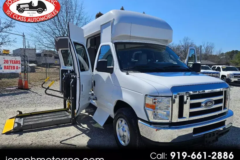 2013 Ford E-350 XLT photo 1
