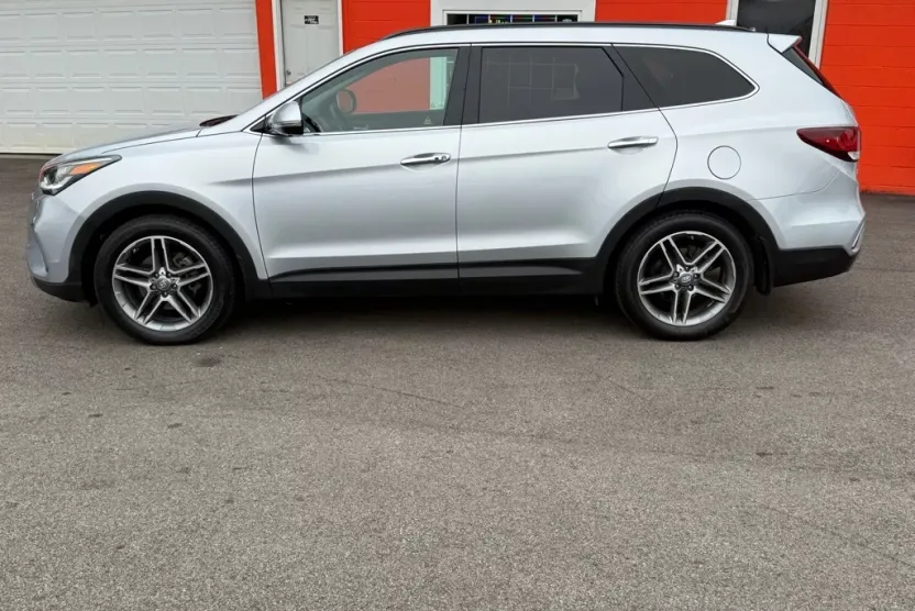 2018 Hyundai Santa Fe SE Ultimate photo 1