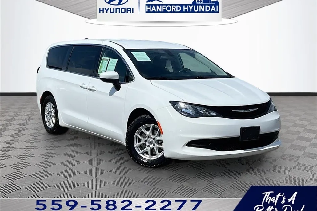 2022 Chrysler Voyager LX photo 1