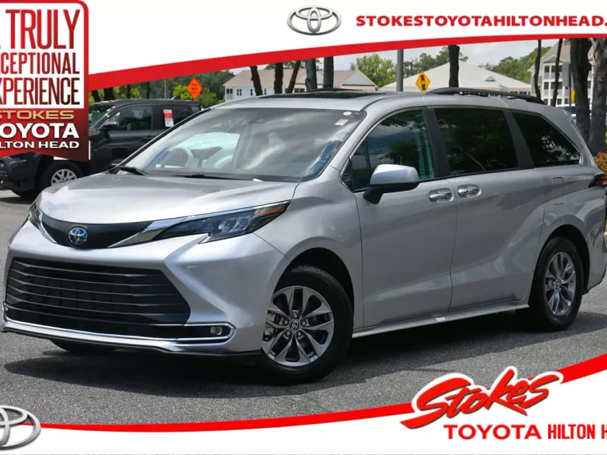 2024 Toyota Sienna XLE photo 1