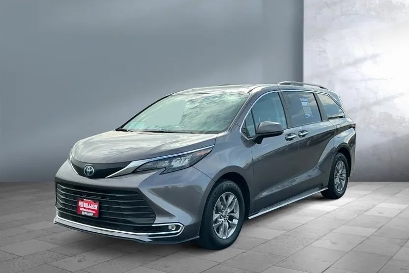 2024 Toyota Sienna XLE photo 1