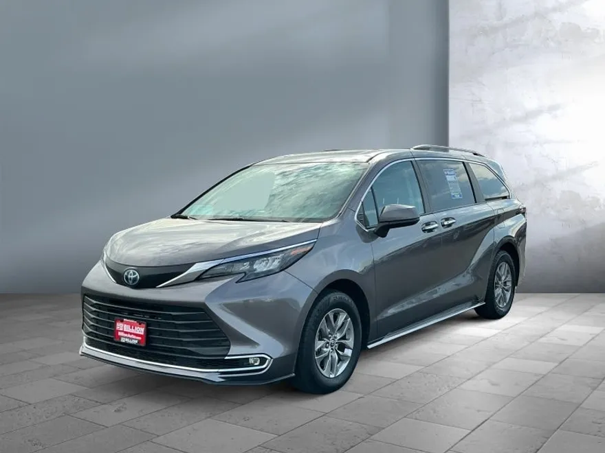 2024 Toyota Sienna XLE photo 1