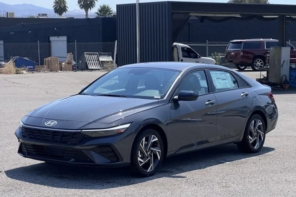 2025 Hyundai Elantra SEL Sport photo 1