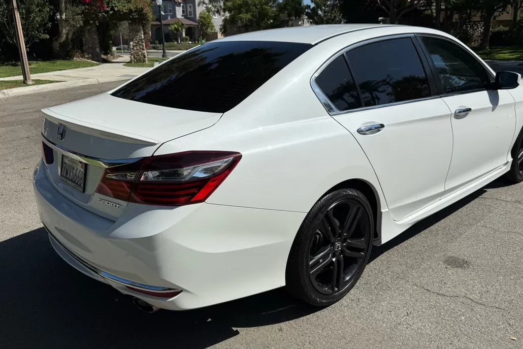 2017 Honda Accord Sport photo 1