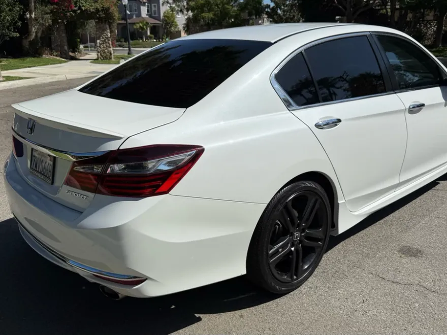 2017 Honda Accord Sport photo 1