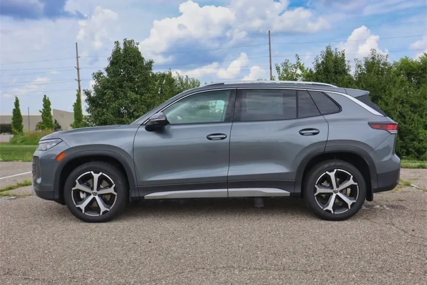 2025 Volkswagen Tiguan SE photo 1