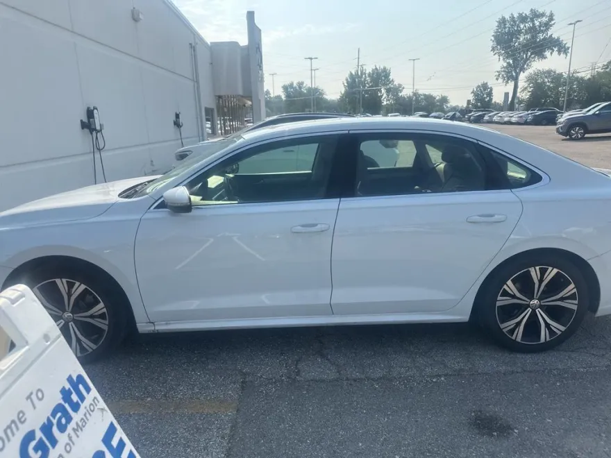 2022 Volkswagen Passat 2.0T SE photo 1
