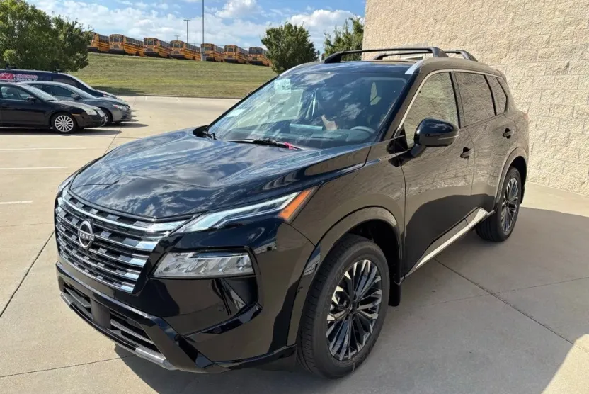 2026 Nissan Rogue Platinum photo 1