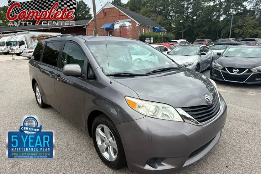 2012 Toyota Sienna LE photo 1