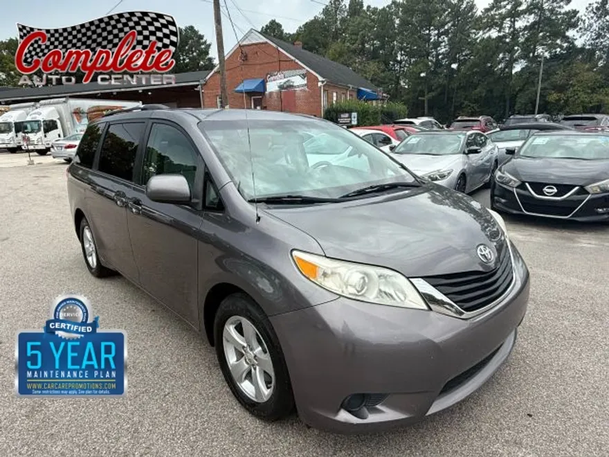 2012 Toyota Sienna LE photo 1
