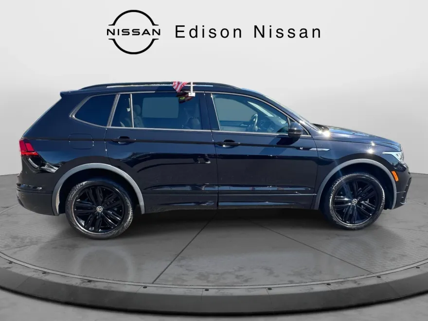 2022 Volkswagen Tiguan SE R-Line Black photo 1