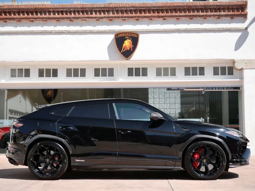 2024 Lamborghini Urus Performante photo 2