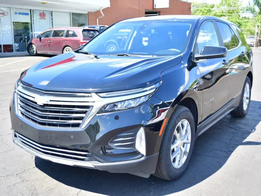 2023 Chevrolet Equinox LT photo 1